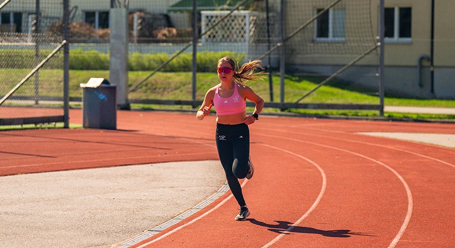 Kvinna som springer p� en l�parbana.